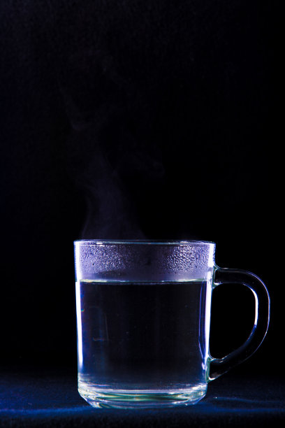 黑色背景上的杯子图片下载