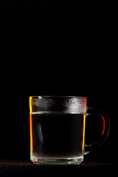 黑色背景上的杯子图片下载