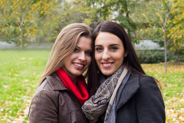 两个微笑的朋友图片下载