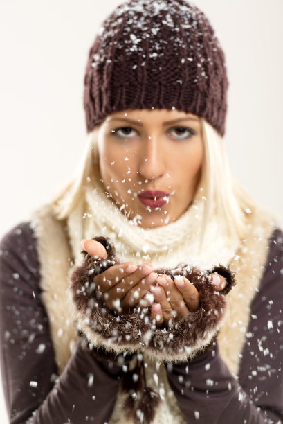 可爱的金发吹雪花图片下载