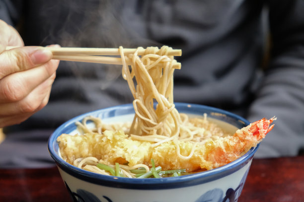 食用日式炸虾天妇罗荞麦面素材图片