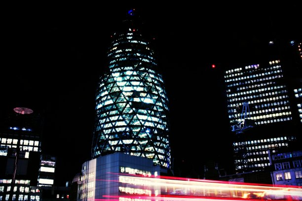 伦敦晚上的红色巴士图片下载