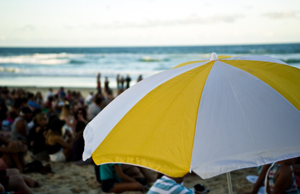 海滩节的雨伞图片下载