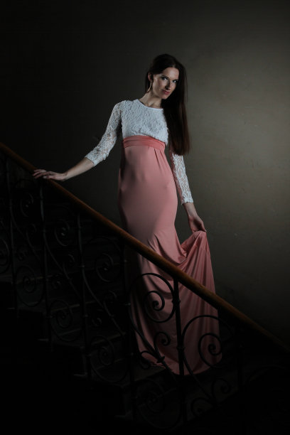 晚礼服在楼梯上图片下载