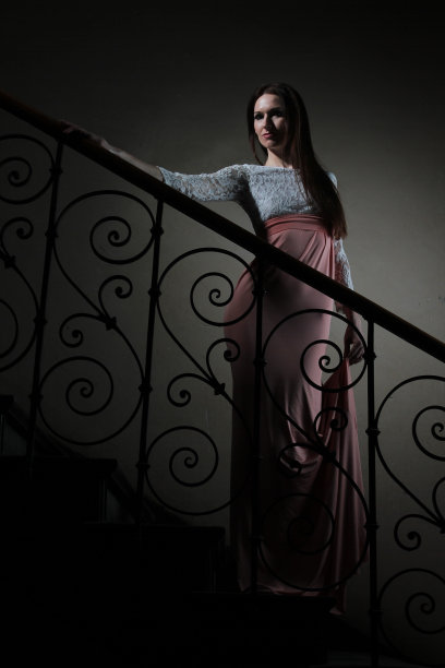 晚礼服在楼梯上图片下载