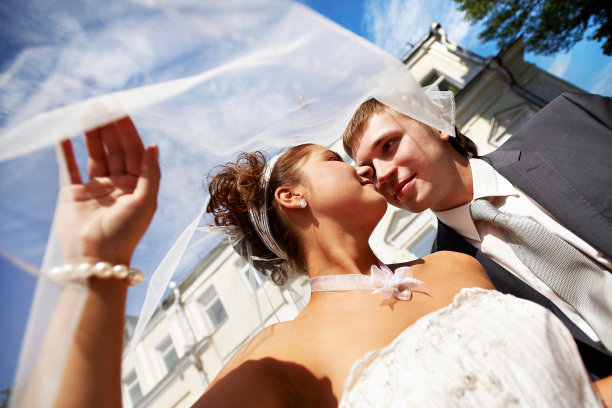 祝新郎新娘在婚礼步道上快乐图片下载