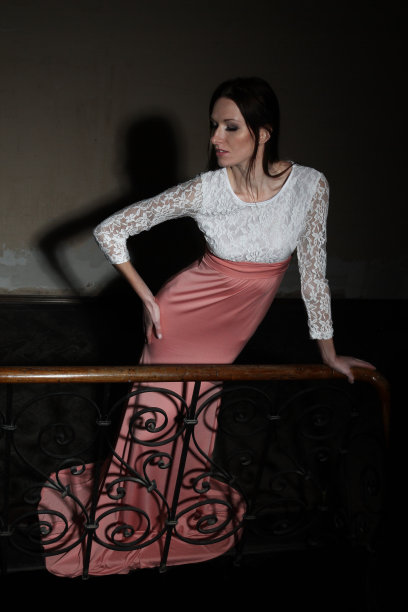 晚礼服在楼梯上图片下载