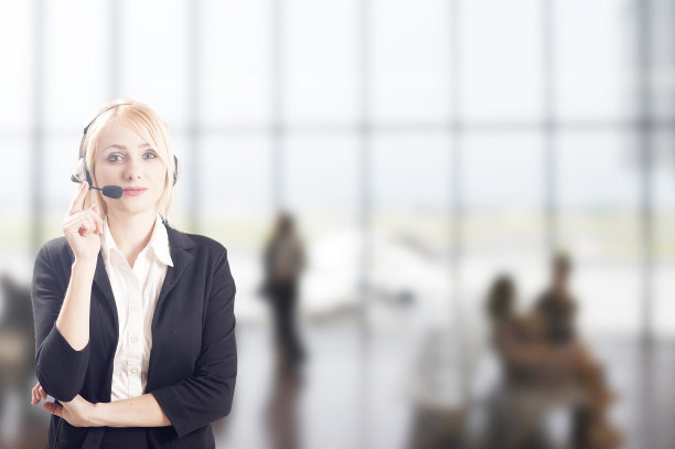 在机场支持电话接线员耳机图片下载