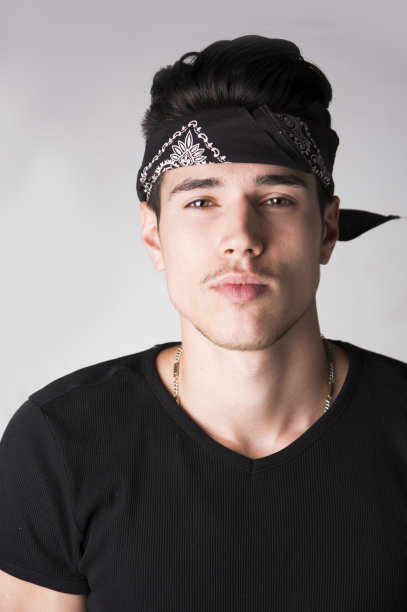 带着头巾的自信英俊的年轻人图片下载