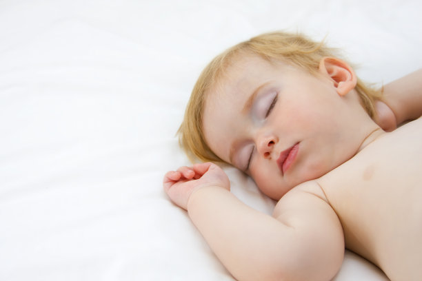 小男孩睡觉图片下载