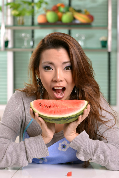 家庭主妇吃西瓜水果减肥图片下载