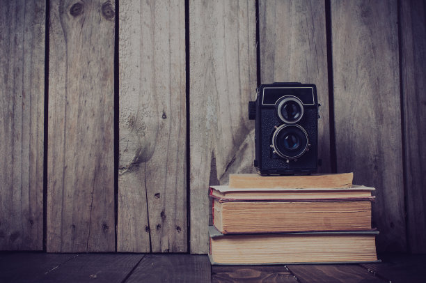 相机和一堆书图片下载