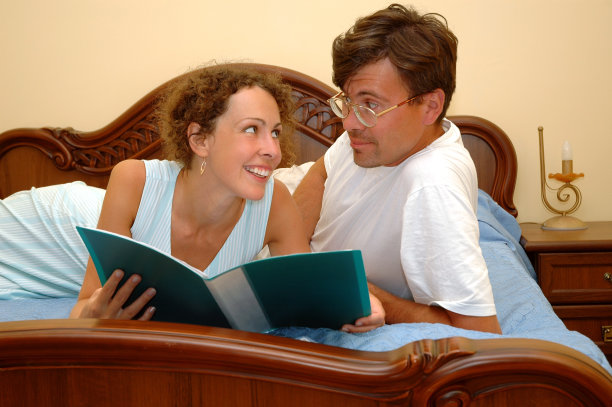 男人和女人在床上图片下载