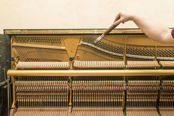 直立式钢琴调优图片下载