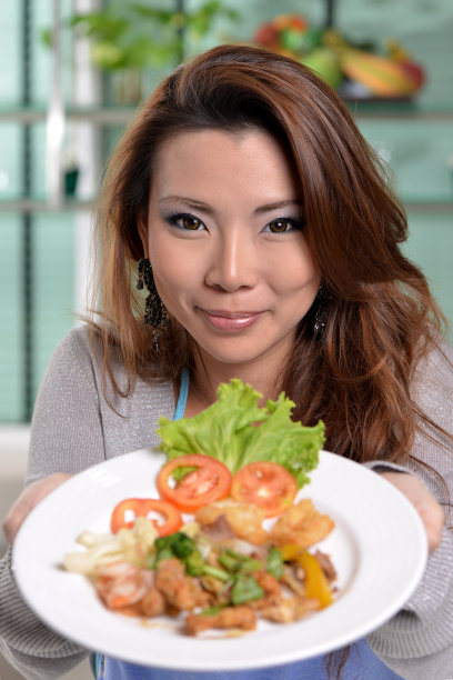 泰国女人微笑的脸和服务美味的食物图片下载