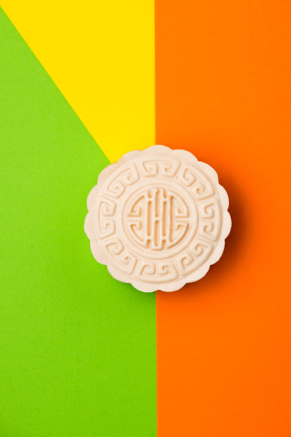 雪皮月饼上的色彩背景。前视图。素材图片