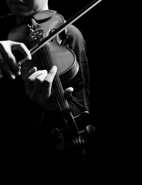 男小提琴手演奏古典小提琴，孤立于黑色之上图片下载