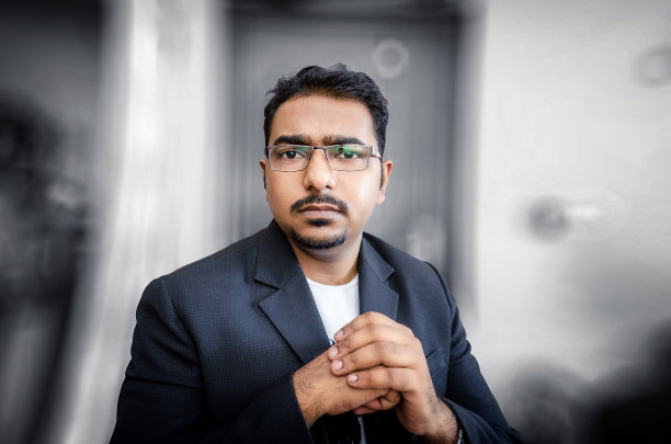 自信的商人肖像图片下载