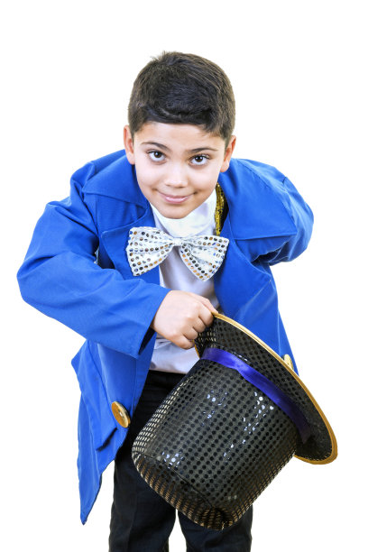 穿着疯帽子戏服的快乐小男孩正在鞠躬图片下载