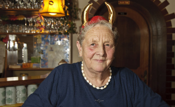 在狂欢节上打扮成魔鬼的老妇人图片下载