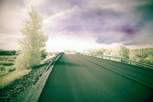 桥在紫外线图片下载