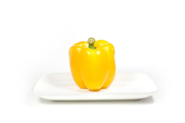 白底上放黄甜椒图片下载