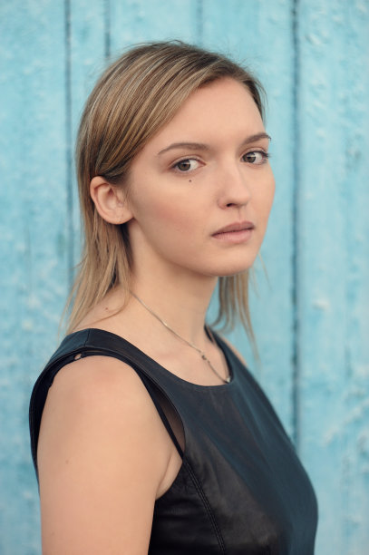 年轻害羞的金发碧眼的女孩，长长的直发图片下载