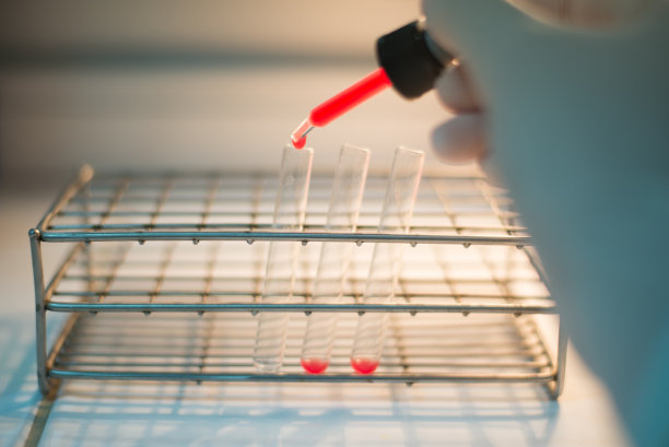 在实验室工作的科学家。图片下载