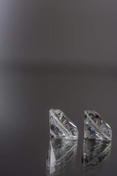 灰色背景上的钻石图片下载