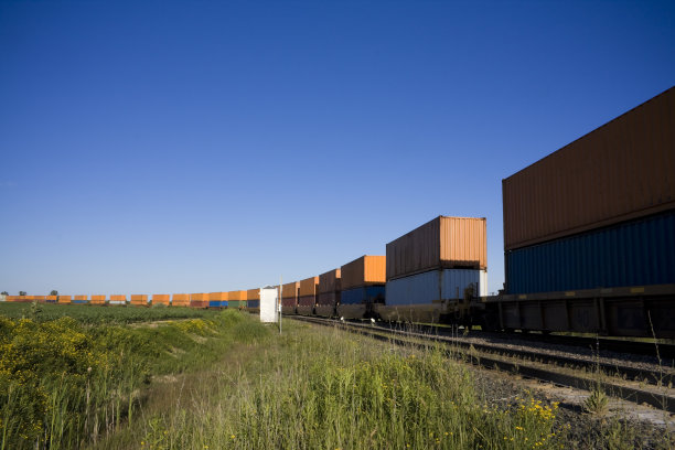 铁轨上有火车穿过的铁路图片下载