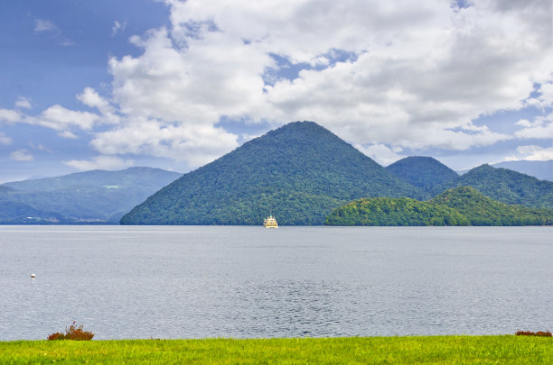 在日本北海道以山为背景的洞谷湖上游弋图片下载