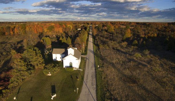 旅途在笔直的道路上图片下载