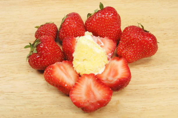 草莓和奶油图片下载