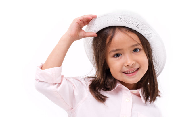 快乐，微笑的亚裔白人女孩在玩图片下载