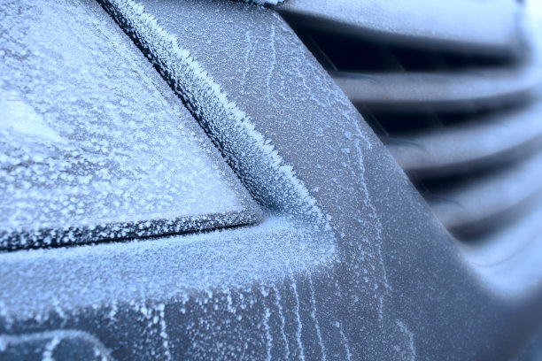 碎片车在霜作为冬季寒冷的概念图片下载
