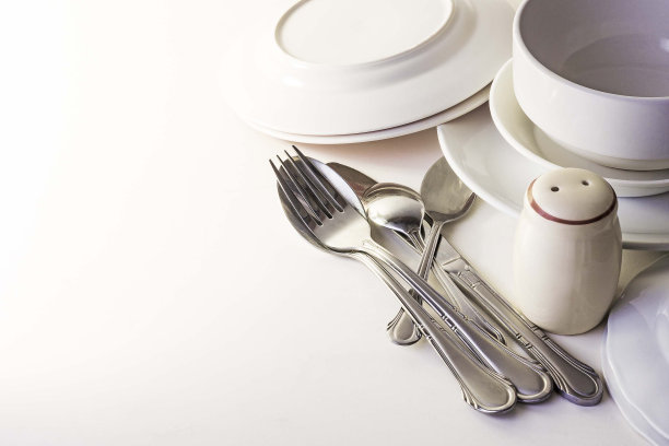 餐具放在桌子上图片下载