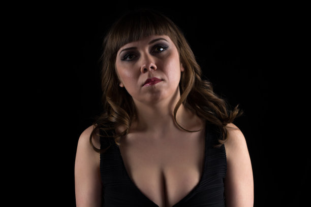 照片的黑发曲线女人图片下载