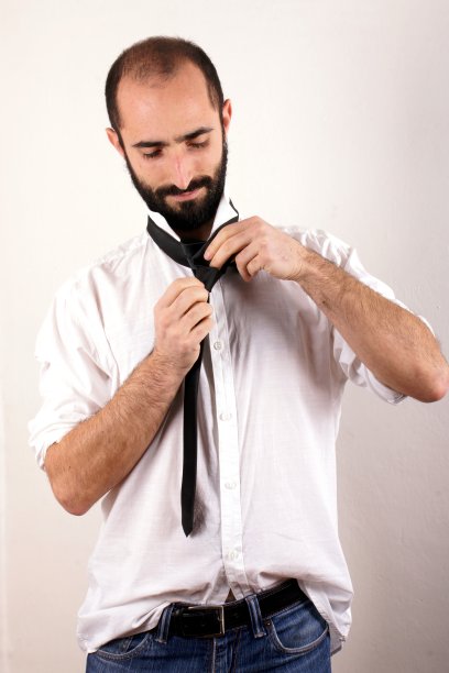 男人在系领带图片下载