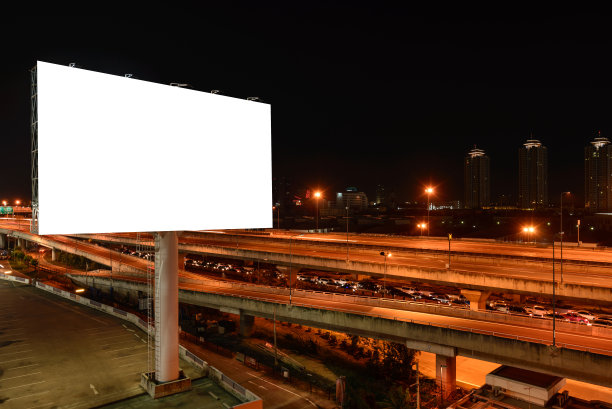 晚上的空白广告牌。图片下载
