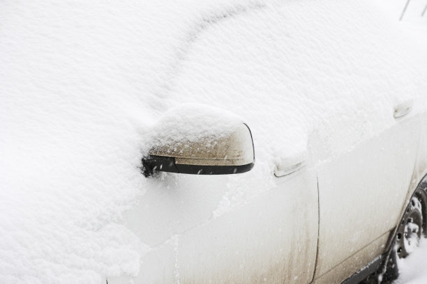 被雪覆盖的汽车图片下载