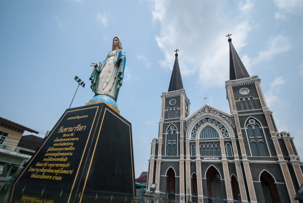 古老的罗马天主教教堂和圣母玛利亚雕像图片下载