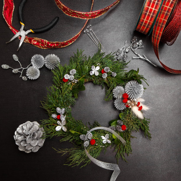 制作圣诞花环图片下载