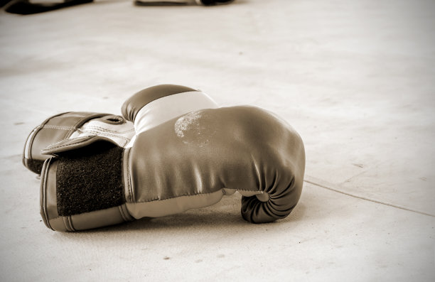 拳台上的拳击手套图片下载