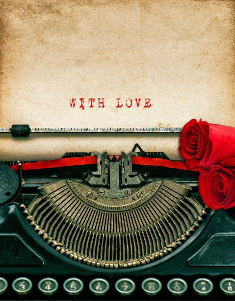 老式打字机和红玫瑰花。用爱图片下载