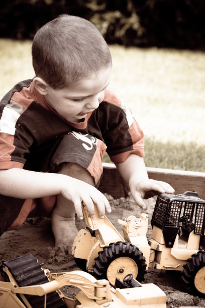 小男孩在沙盒里玩图片下载
