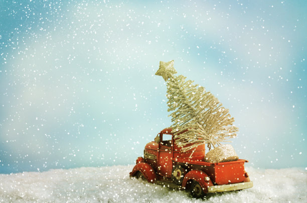 玩具车和圣诞树图片下载