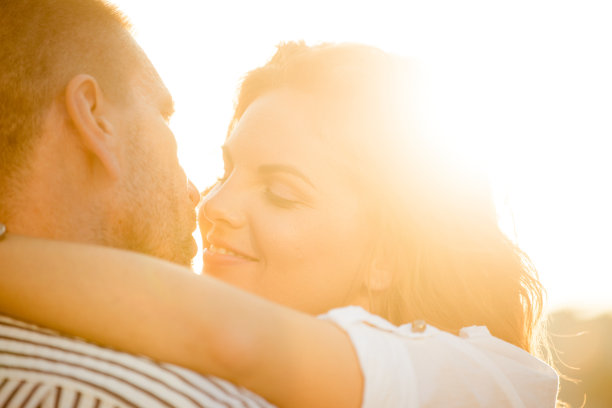 亲密时刻——相爱的情侣图片下载