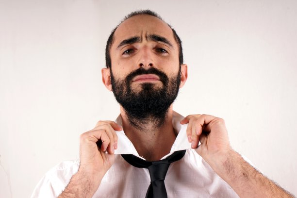 男人在系领带图片下载