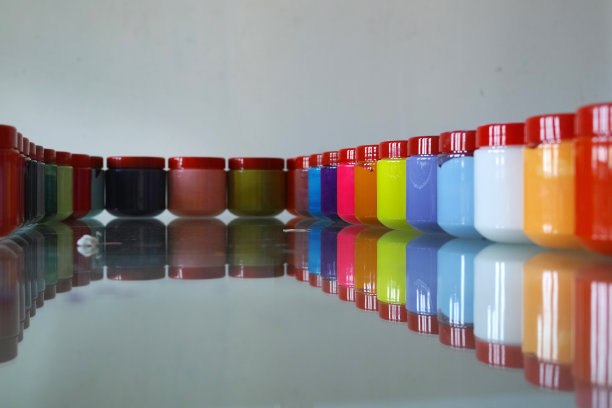 丙烯酸的颜色反射在一个闪亮的表面图片下载