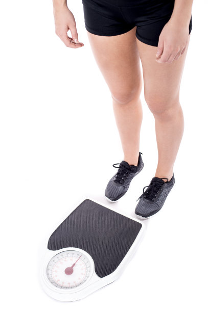 胖女人要称体重了图片下载